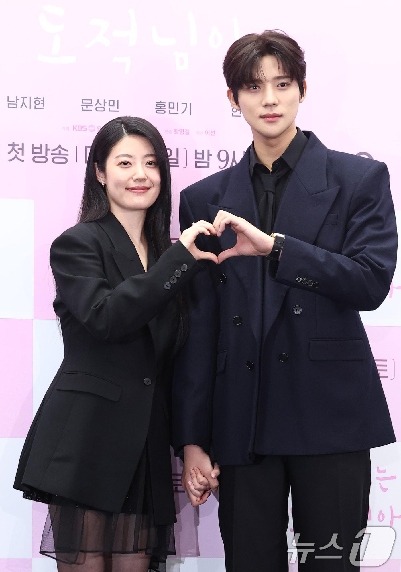 본문 이미지 - 배우 남지현과 문상민(오른쪽)이 30일 서울 마포구 스탠포드호텔에서 열린 KBS 토일 미니시리즈 ‘은애하는 도적님아’ 제작발표회에 참석해 포즈를 취하고 있다. 2025.12.30/뉴스1 ⓒ News1 권현진 기자