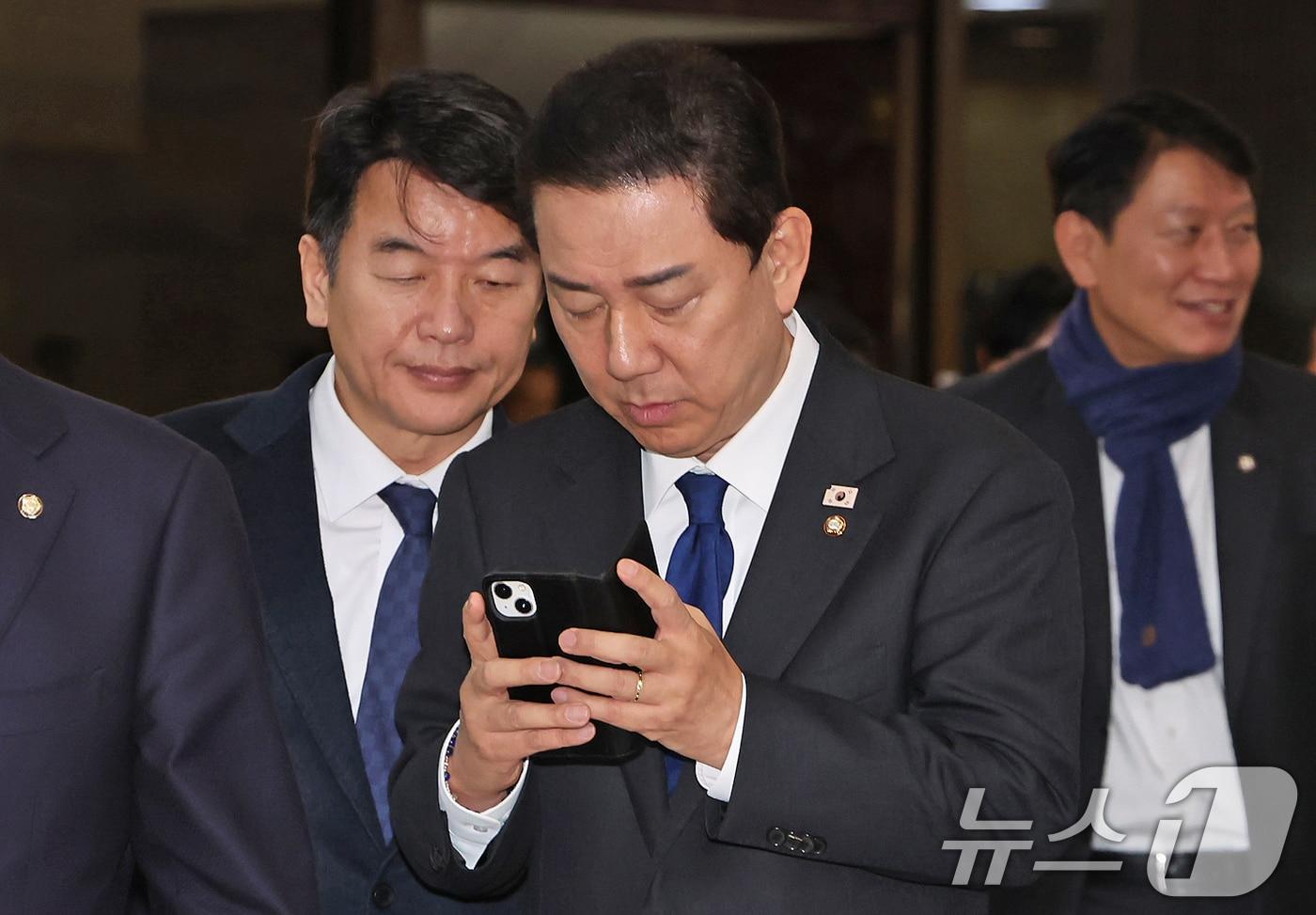 원내대표직을 사퇴한 김병기 더불어민주당 의원이 지난 12월 30일 서울 여의도 국회에서 열린 본회의를 마친 뒤 이동하고 있다. 2025.12.30/뉴스1 ⓒ News1 장수영 기자