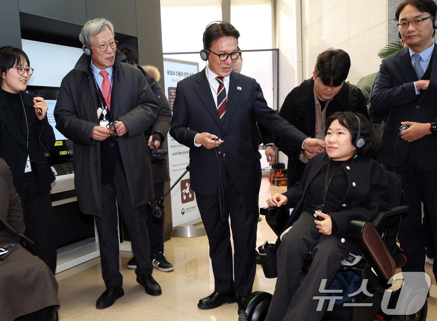 본문 이미지 - 김민석 국무총리가 30일 서울 용산구 국립중앙박물관에서 열린 배리어프리 키오스크 현장간담회에 앞서 참석자들과 시설 참관을 하고 있다. 2025.12.30/뉴스1 ⓒ News1 김명섭 기자