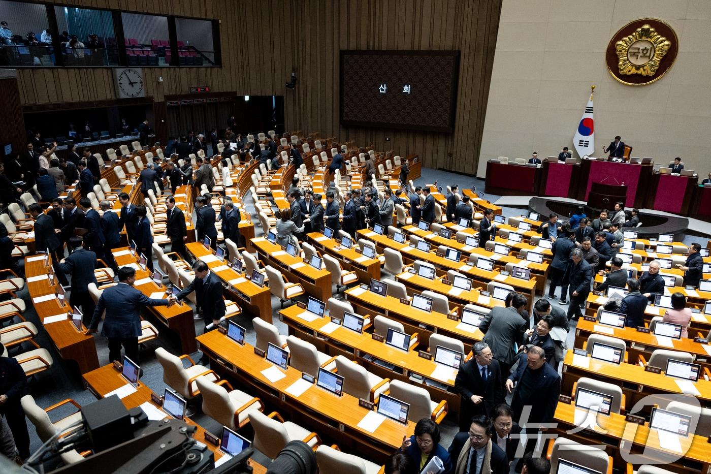 본문 이미지 - 지난해 12월 30일 서울 여의도 국회에서 열린 제430회 국회(임시회) 제3차 본회의 산회 후 의원들이 본회의장을 나서고 있다. 2025.12.30/뉴스1 ⓒ News1 유승관 기자