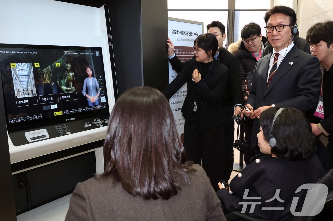 김민석 국무총리가 지난달 30일 서울 용산구 국립중앙박물관에서 열린 배리어프리 키오스크 현장간담회에 앞서 참석자들과 시설 참관을 하고 있다. 2025.12.30/뉴스1 ⓒ News1 김명섭 기자