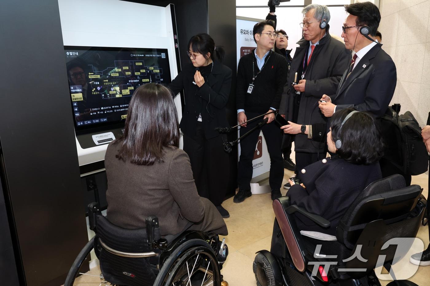 김민석 국무총리가 30일 서울 용산구 국립중앙박물관에서 열린 배리어프리 키오스크 현장간담회에 앞서 참석자들과 시설 참관을 하고 있다. 2025.12.30/뉴스1 ⓒ News1 김명섭 기자