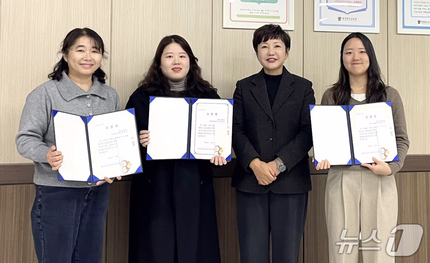 옥천교육청 청렴 우수직원과 OK-Edu 친절직원 시상식(옥천교육청 제공. 재판매 및 DB금지) /뉴스1