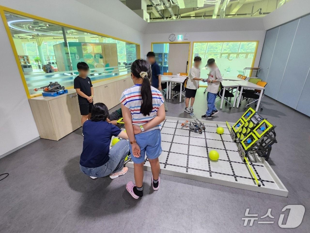 본문 이미지 - 경남교육청 미래교육원 로봇 체험 프로그램.(경남교육청 제공. 재판매 및 DB금지)