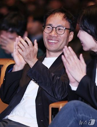 본문 이미지 - 김성훈 업스테이지 대표가 30일 오후 서울 강남구 코엑스 오디토리움에서 열린 '독자 AI파운데이션 프로젝트' 발표회에 참석해 손뼉치고 있다. 2025.12.30/뉴스1 ⓒ News1 구윤성 기자