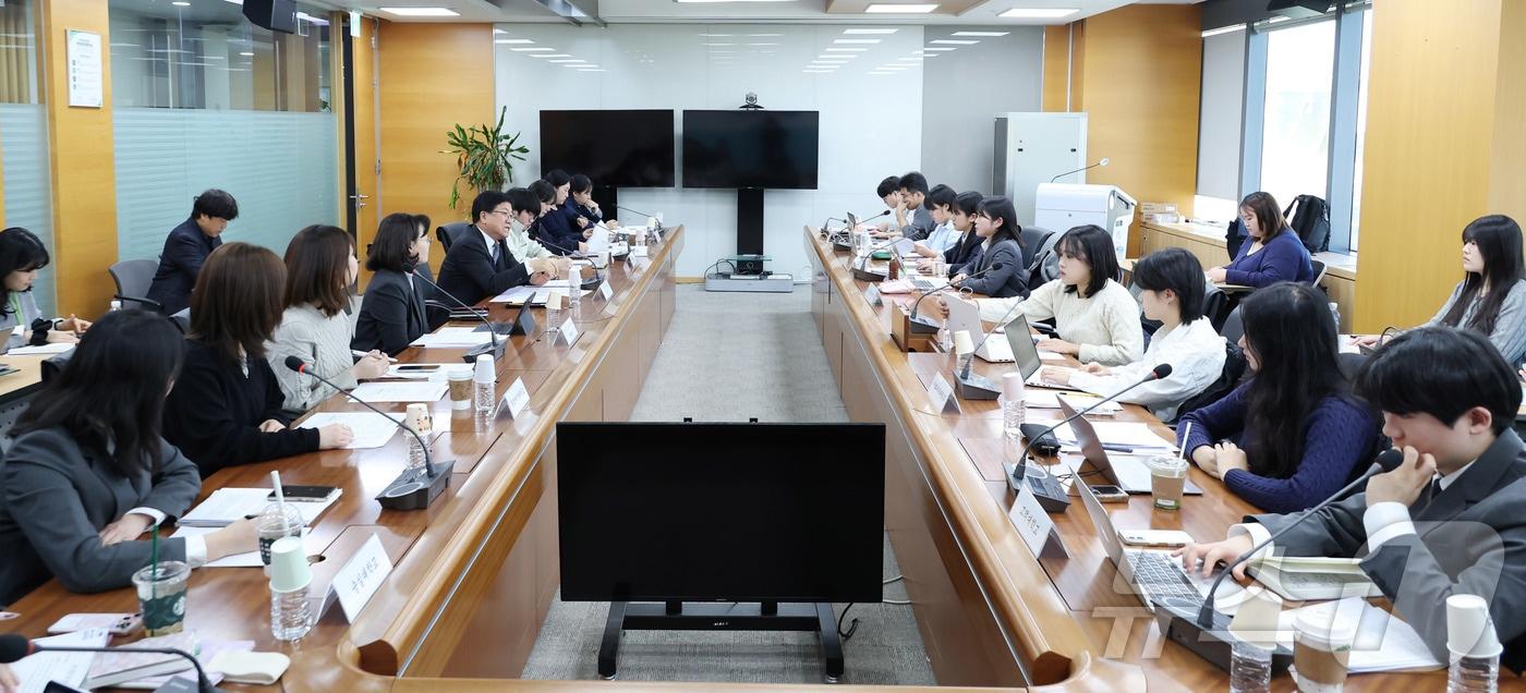 본문 이미지 - 최교진 교육부 장관이 30일 오후 서울역 인근 회의실에서 열린 대학 등록금 관련 총학생회단체 간담회에서 발언을 하고 있다. (교육부 제공. 재판매 및 DB 금지) 2025.12.30/뉴스1