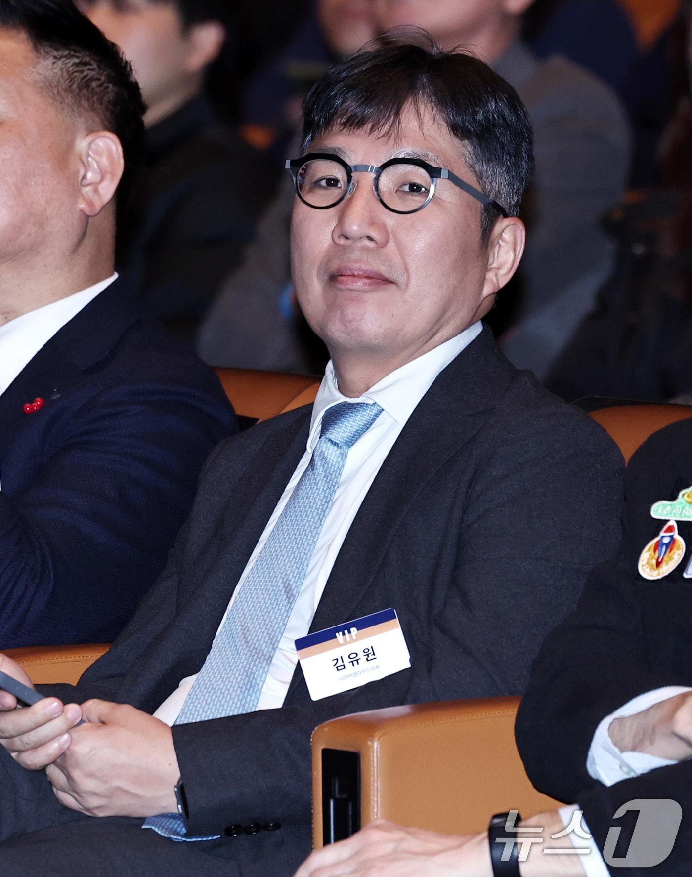 본문 이미지 - 김유원 네이버클라우드 대표가 30일 오후 서울 강남구 코엑스 오디토리움에서 열린 '독자 AI파운데이션 프로젝트' 발표회에서 배경훈 부총리 겸 과학기술정보통신부 장관의 환영사를 듣고 있다. 2025.12.30 ⓒ 뉴스1 구윤성 기자