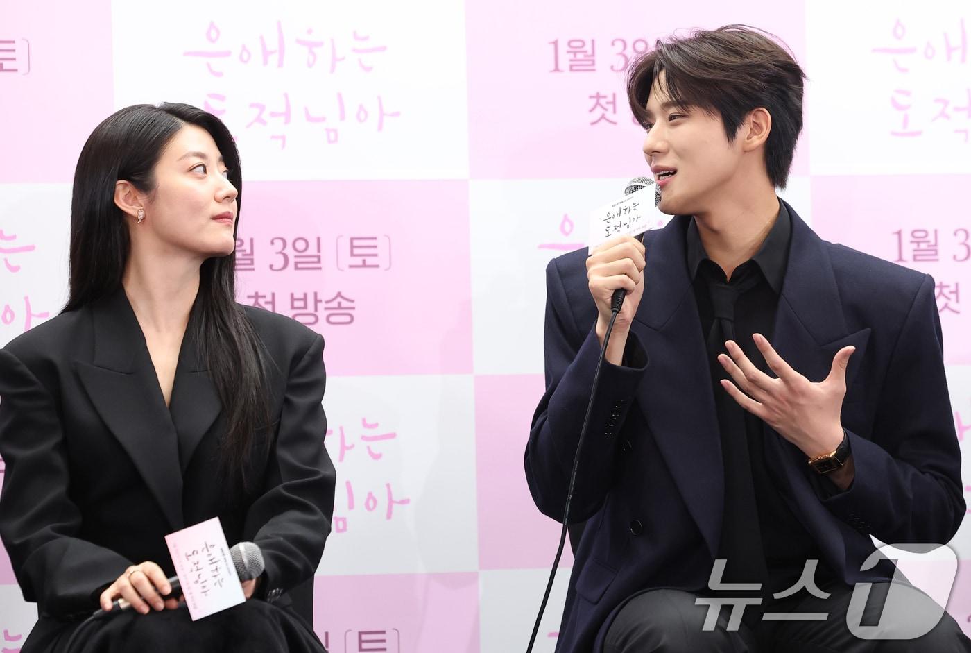 배우 문상민(오른쪽)이 30일 서울 마포구 스탠포드호텔에서 열린 KBS 2TV 새 토일 미니시리즈 ‘은애하는 도적님아 제작발표회에 참석해 남지현과의 호흡에 대해 이야기 하고 있다. ’은애하는 도적님아‘는 어쩌다 천하제일 도적이 된 여인과 그녀를 쫓던 대군, 두 남녀의 영혼이 바뀌면서 서로를 구원하고 종국엔 백성을 지켜내는 위험하고 위대한 로맨스를 담은 작품이다. 2025.12.30/뉴스1 ⓒ News1 권현진 기자