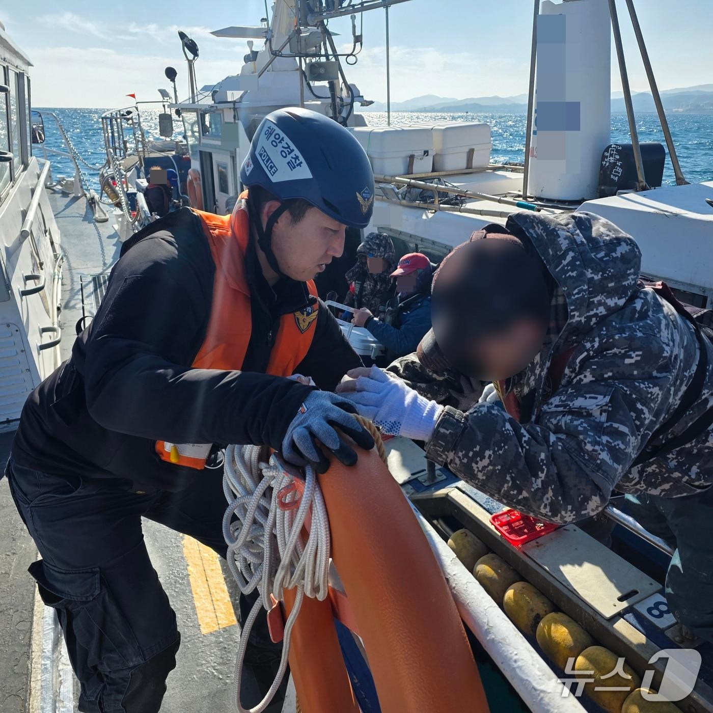 본문 이미지 - 30일 오후 1시8분쯤 경북 경주시 대본3리항 인근 2km 해상에서 선장 등 13명이 탄 낚시어선이 추진기 고장으로 항해가 불가능하다는 신고가 포항해양경찰서에 접수됐다.  현장에 도착한 해경이 승객들을 구조하고 있다. (포항해양경찰서 제공, 재판매 및 DB금지) 2025.12.30/뉴스1  