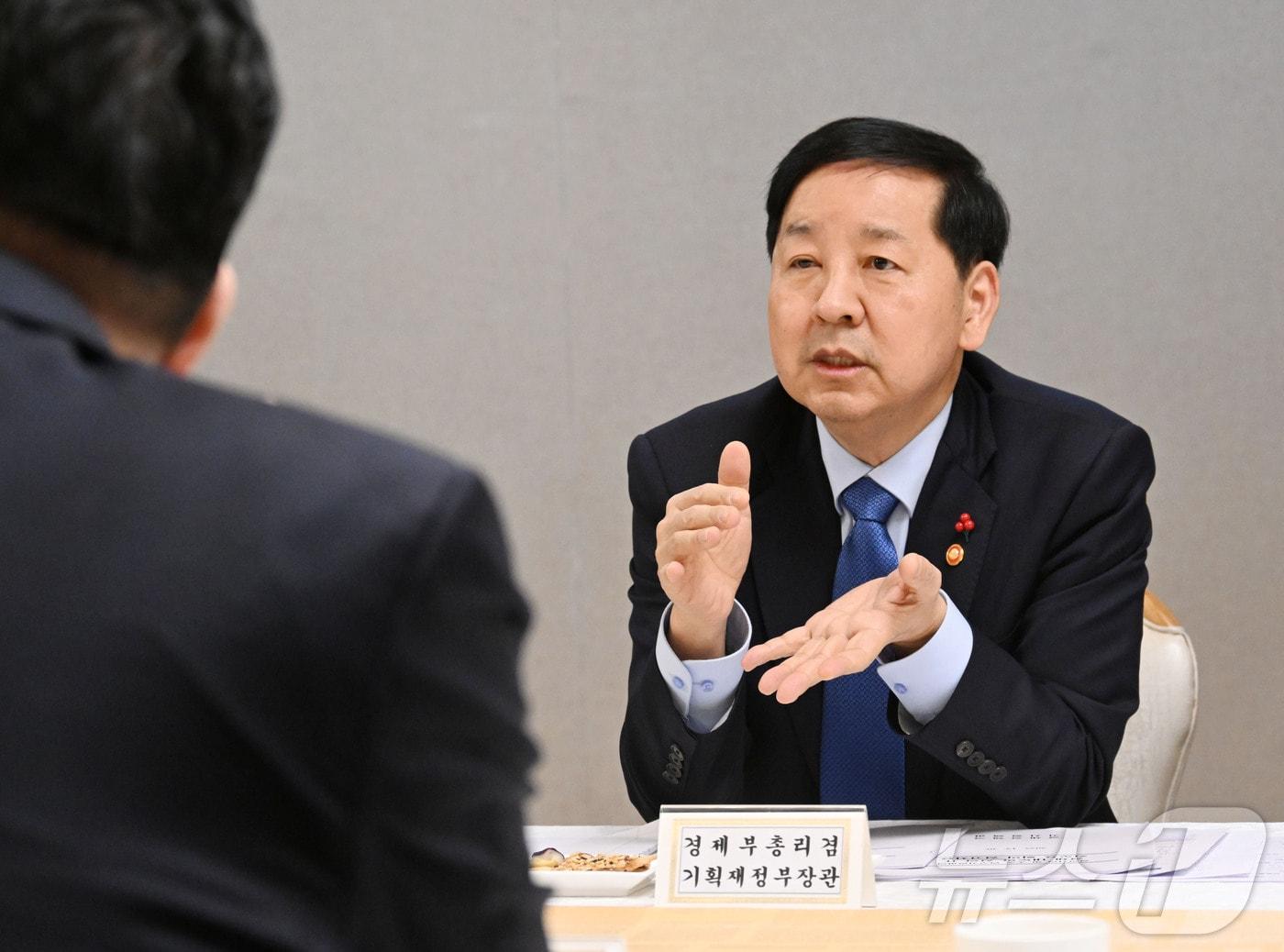 본문 이미지 - 구윤철 부총리 겸 기획재정부 장관이 30일 오후 서울 종로구 정부서울청사에서 열린 경제인문사회연구회 간담회에서 모두발언을 하고 있다. (기획재정부 제공. 재판매 및 DB 금지) 2025.12.30/뉴스1