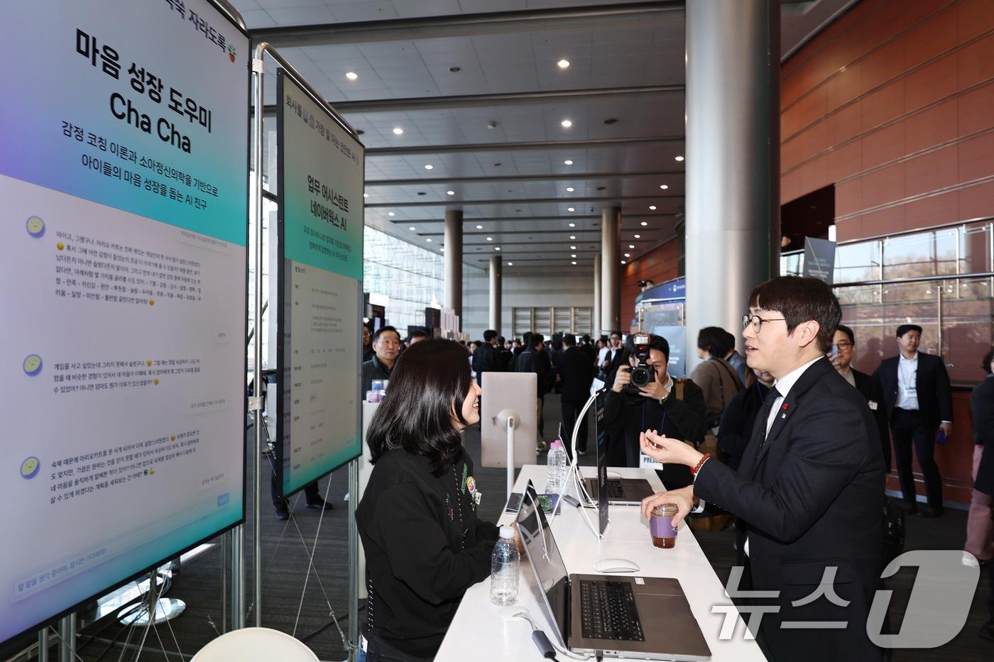 본문 이미지 - 하정우 대통령실 AI미래기획수석이 30일 오후 서울 강남구 코엑스 오디토리움에서 열린 '독자 AI파운데이션 프로젝트 발표회'를 앞두고 네이버 클라우드 부스에서 설명을 듣고 있다. 2025.12.30/뉴스1 ⓒ News1 구윤성 기자
