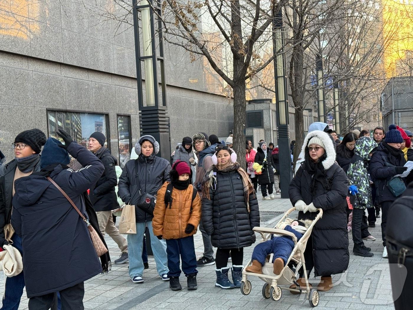 본문 이미지 - 서울 중구 신세계백화점 본점 인근에 스키장으로 이동하는 셔틀버스를 타려는 외국인 관광객들이 모여있다. ⓒ News1 윤슬빈 관광전문기자