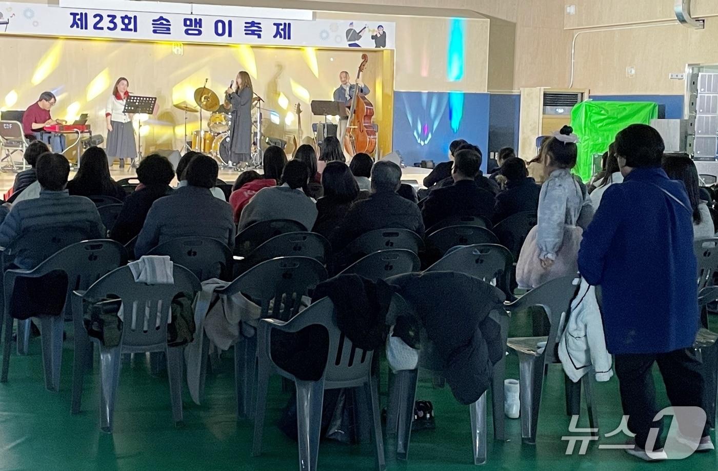 충북 괴산군 청천면 송면중학교는 30일 송면복합체육센터에서 '2025학년도 송면중학교 솔맹이 축제'를 개최했다.(괴산증평교육지원청 제공, 재판매 및 DB금지)/뉴스1