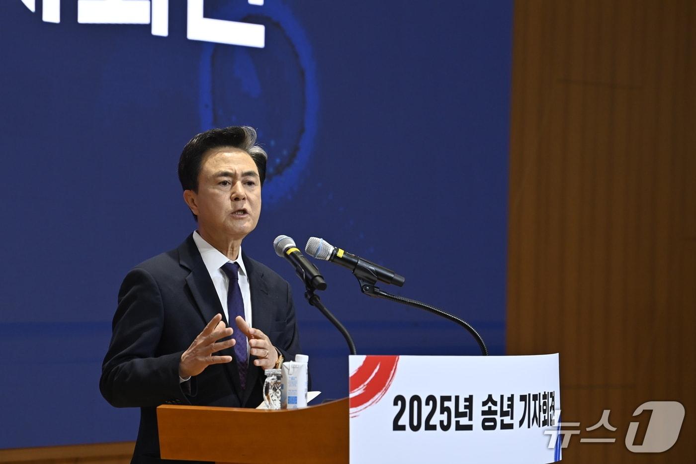 김태흠 충남지사가 송년 기자회견에서 그간의 성과와 새해 계획을 설명하고 있다.(충남도 제공. 재판매 및 DB금지)/뉴스1