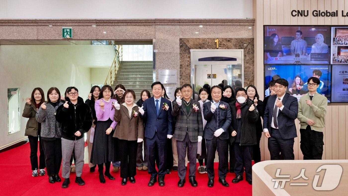 충남대학교가 법무부의 국가 전략사업인 ‘K-STAR 비자 트랙(Korea-Science & Technology Advanced human-Resources)’ 참여대학으로 선정돼, 이를 기념하는 현판식을 개최했다. (충남대 제공.재판매 및 DB금지)/뉴스1