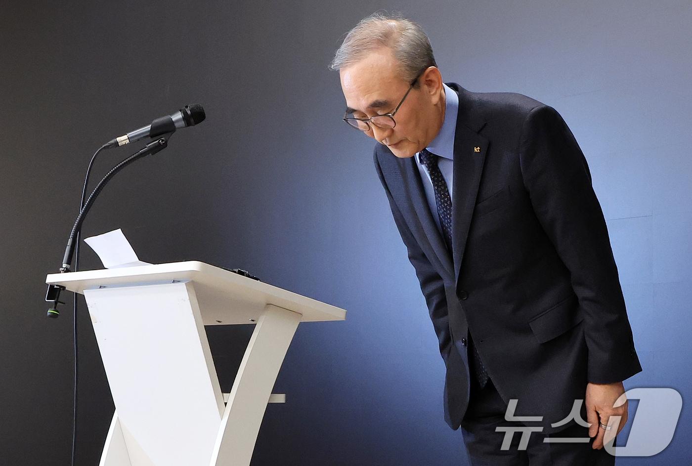 김영섭 KT 대표가 30일 오후 서울 종로구 KT광화문빌딩에서 열린 정보보안 혁신방안 기자브리핑에서 침해사고와 관련해 고개 숙여 사과하고 있다. 2025.12.30/뉴스1 ⓒ News1 김진환 기자