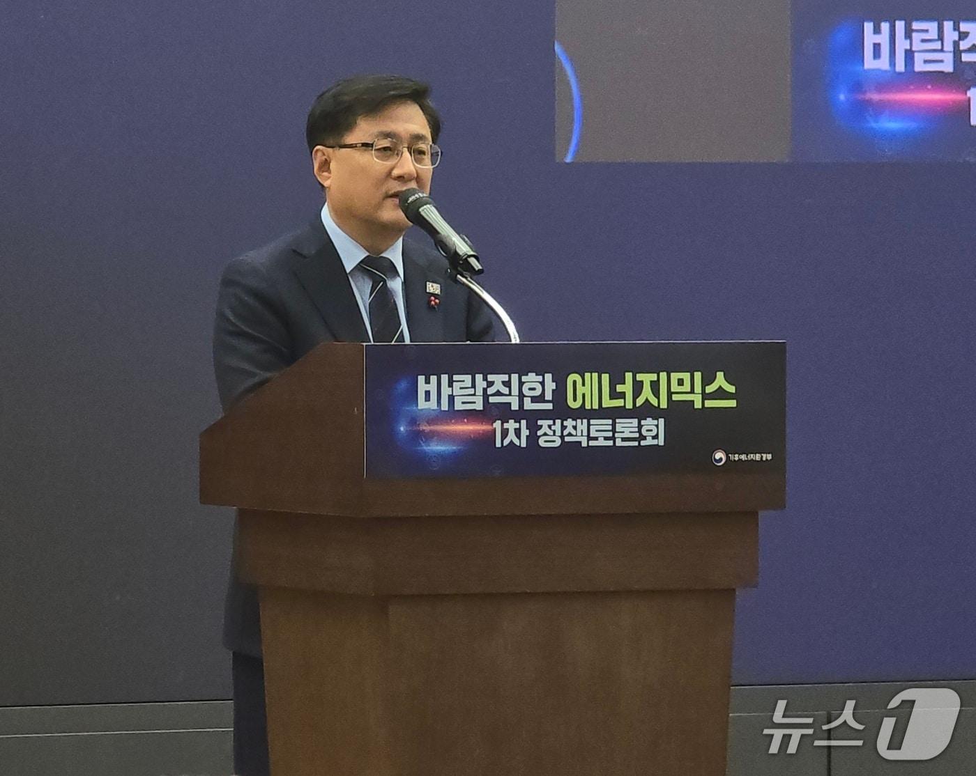 본문 이미지 - 김성환 기후에너지환경부 장관이 30일 국회 의원회관에서 열린 '바람직한 에너지믹스 1차 정책토론회'에서 모두발언을 하고 있다. 2025.12.30 ⓒ 뉴스1 김승준 기자