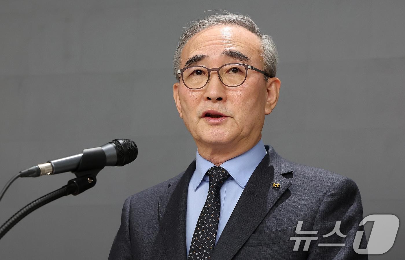 본문 이미지 - 김영섭 KT 대표가 30일 오후 서울 종로구 KT광화문빌딩에서 침해사고와 관련해 사과하고 있다. 2025.12.30 ⓒ 뉴스1 김진환 기자