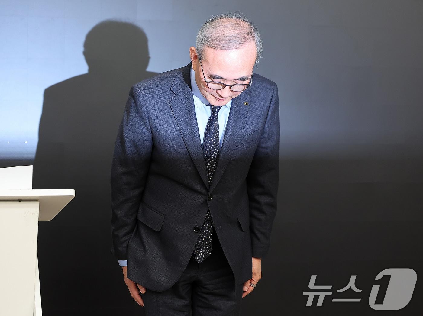 본문 이미지 - 김영섭 KT 대표가 30일 오후 서울 종로구 KT광화문빌딩에서 침해사고와 관련해 사과하고 있다. 2025.12.30/뉴스1 ⓒ News1 김진환 기자