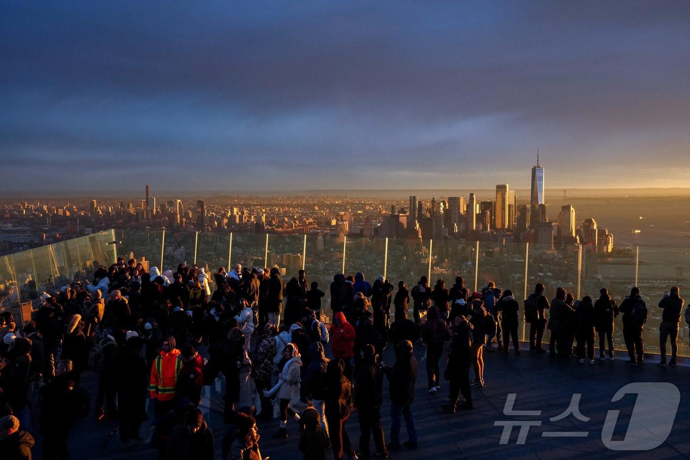 본문 이미지 - 29일(현지시간) 미국 뉴욕의 엣지 NYC에서 사람들이 석양을 바라보고 있다. 2025.12.29. ⓒ 로이터=뉴스1 ⓒ News1 이정환 기자