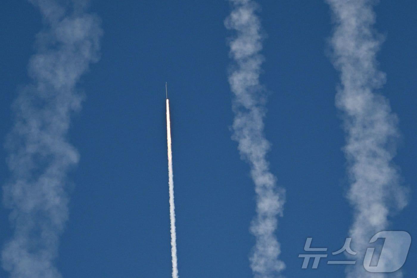 30일(현지시간) 중국 인민해방군(PLA)이 중국에서 대만과 가장 가까운 지점인 푸젠성 핑탄섬에서 군사훈련에서 미사일을 발사하고 있다. 2025.12.30. ⓒ AFP=뉴스1 ⓒ News1 이정환 기자