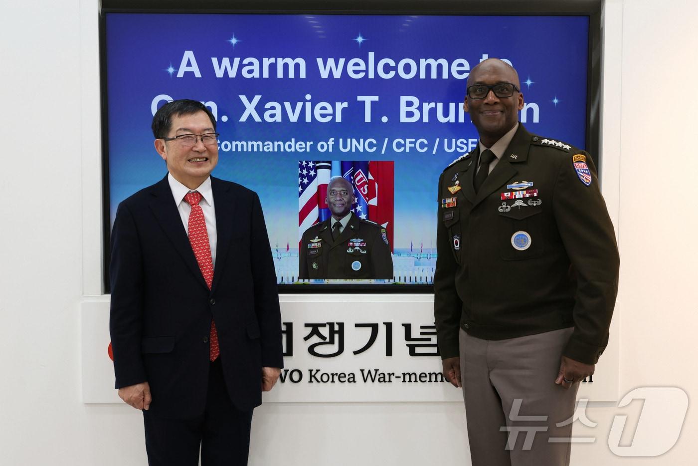 백승주 전쟁기념사업회장이 30일 오후 전쟁기념사업회에서 제이비어 브런슨 엔군사령관 겸 한미연합사령관·주한미군사령관(미 육군 대장)과 회담 후 기념 사진 촬영을 하고 있다. (전쟁기념사업회 제공. 재판매 및 DB 금지) 2025.12.30/뉴스1