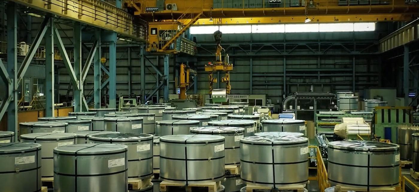 공장 내 석도강판이 포장돼 적재된 모습. (KG스틸 제공)