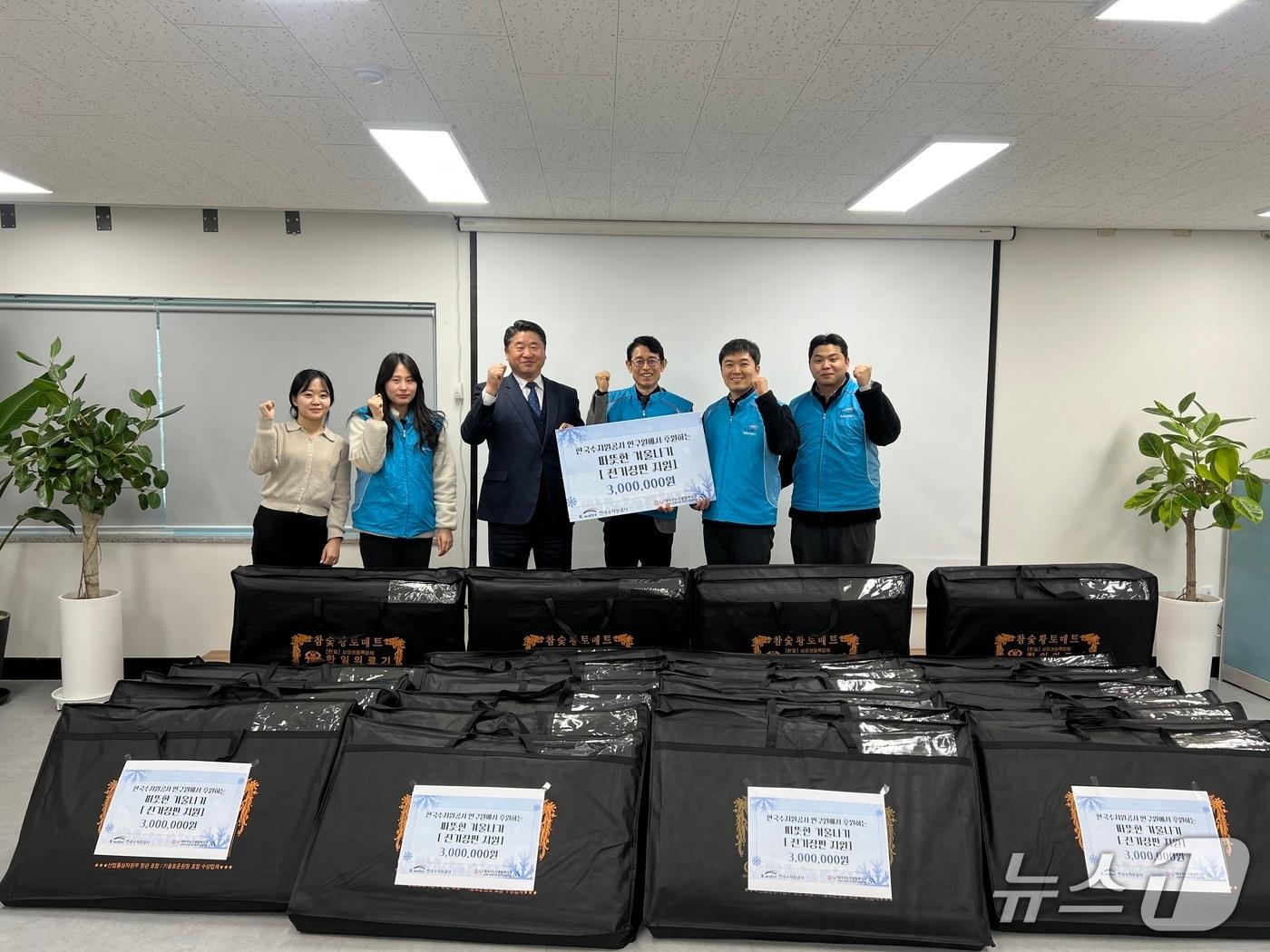 본문 이미지 - 한국수자원공사 K-water 연구원 ‘물사랑 나눔단’이 기념사진을 촬영하고 있다.오른쪽 세 번째가 김병기 한국수자원공사 K-water 연구원장. (한국수자원공사 제공.재판매 및 DB금지)/뉴스1