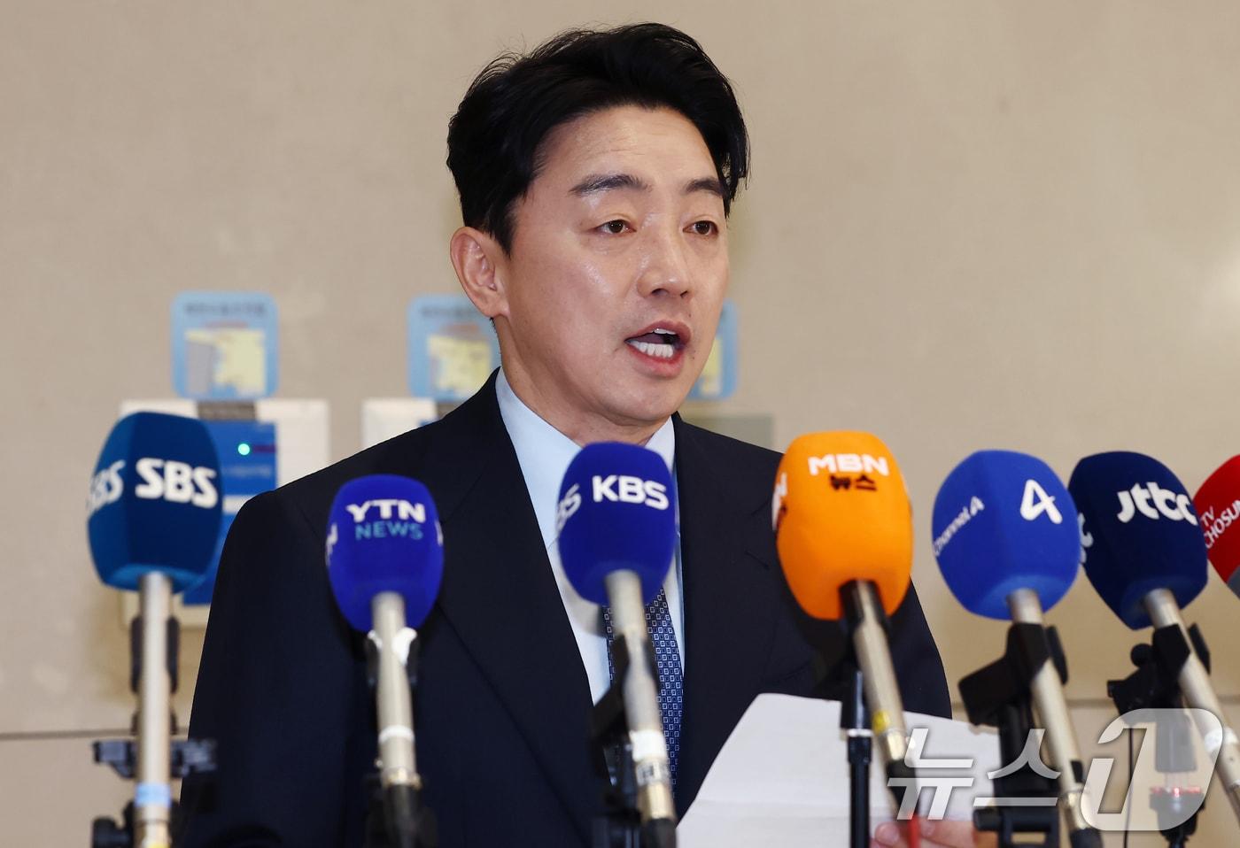 강훈식 대통령비서실장이 30일 오후 인천국제공항을 통해 귀국한 후 폴란드와의 다연장로켓 천무 유도탄 공급 계약 체결 관련 브리핑을 하고 있다. 2025.12.30/뉴스1 ⓒ News1 김민지 기자