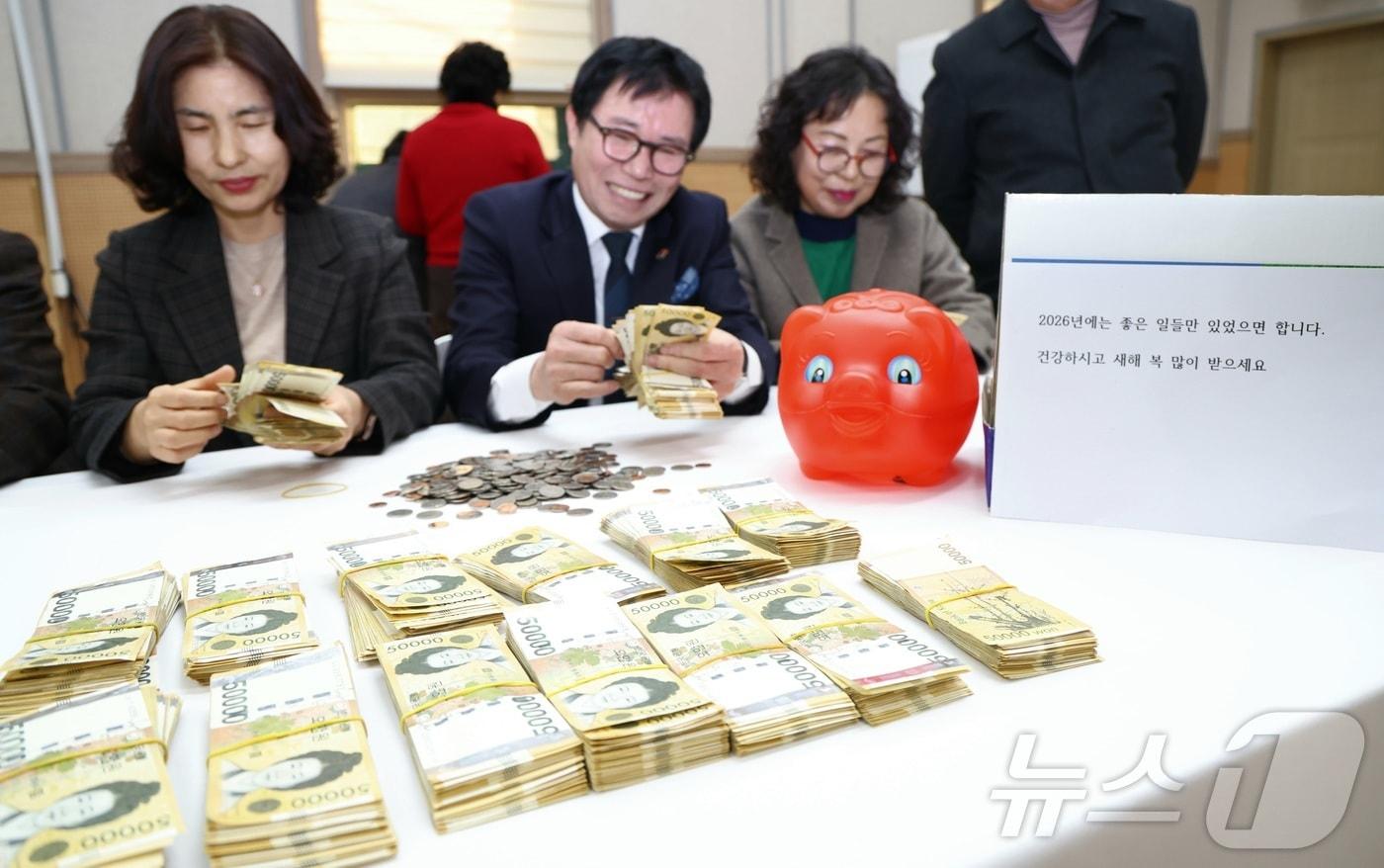 30일 전북특별자치도 전주시 노송동주민센터에서 직원들이 얼굴없는 천사가 전달한 성금을 확인하고 있다.  2025.12.30/뉴스1 ⓒ News1 유경석 기자