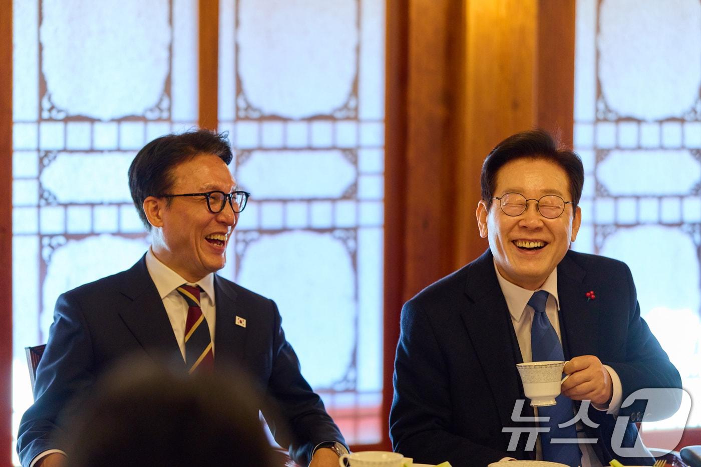 이재명 대통령과 김민석 국무총리가 30일 서울 종로구 삼청동의 한 음식점에서 오찬을 마친 후 총리공관에서 출입기자들과 차담을 갖고 있다. (청와대 제공. 재판매 및 DB 금지) 2025.12.30/뉴스1 ⓒ News1 이재명 기자