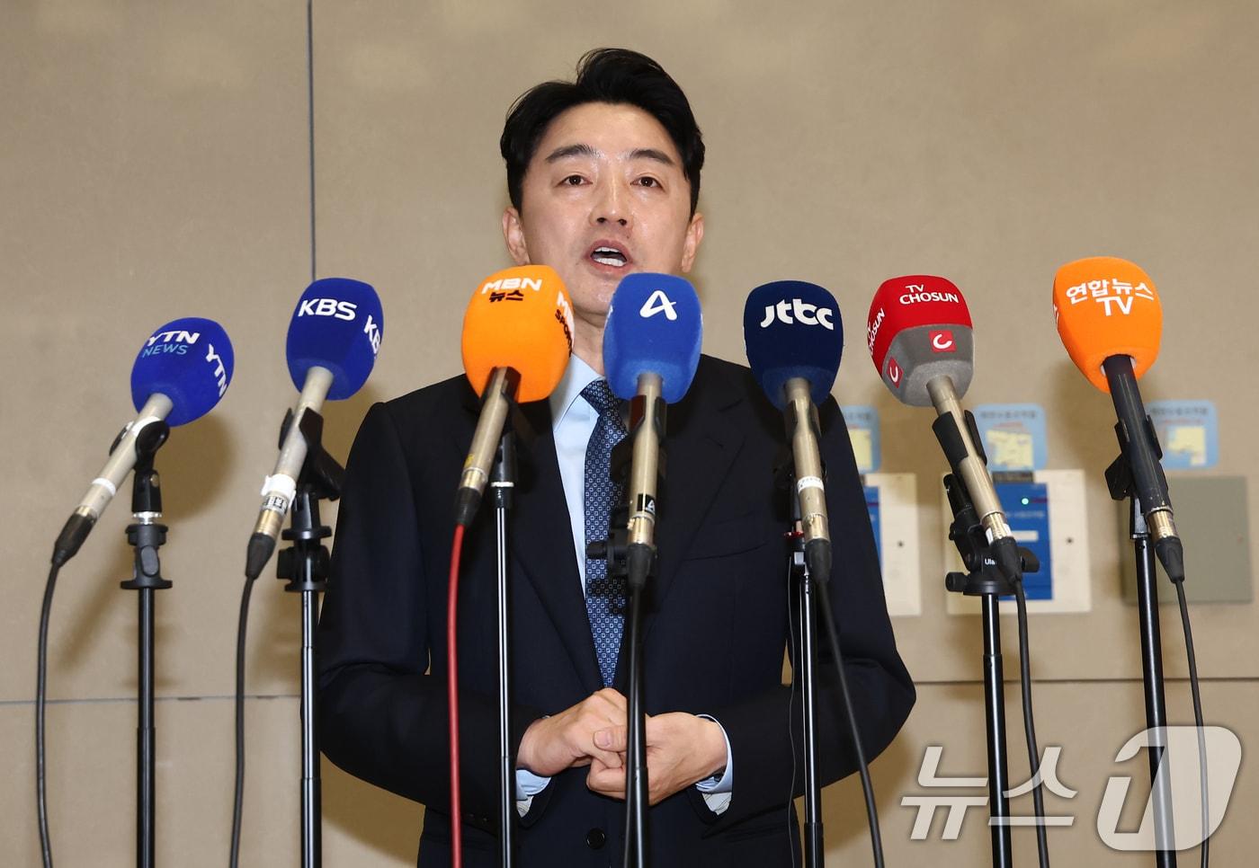 강훈식 대통령비서실장이 30일 오후 인천국제공항을 통해 귀국한 후 폴란드와의 다연장로켓 천무 유도탄 공급 계약 체결 관련 브리핑을 하고 있다. ⓒ News1 김민지 기자