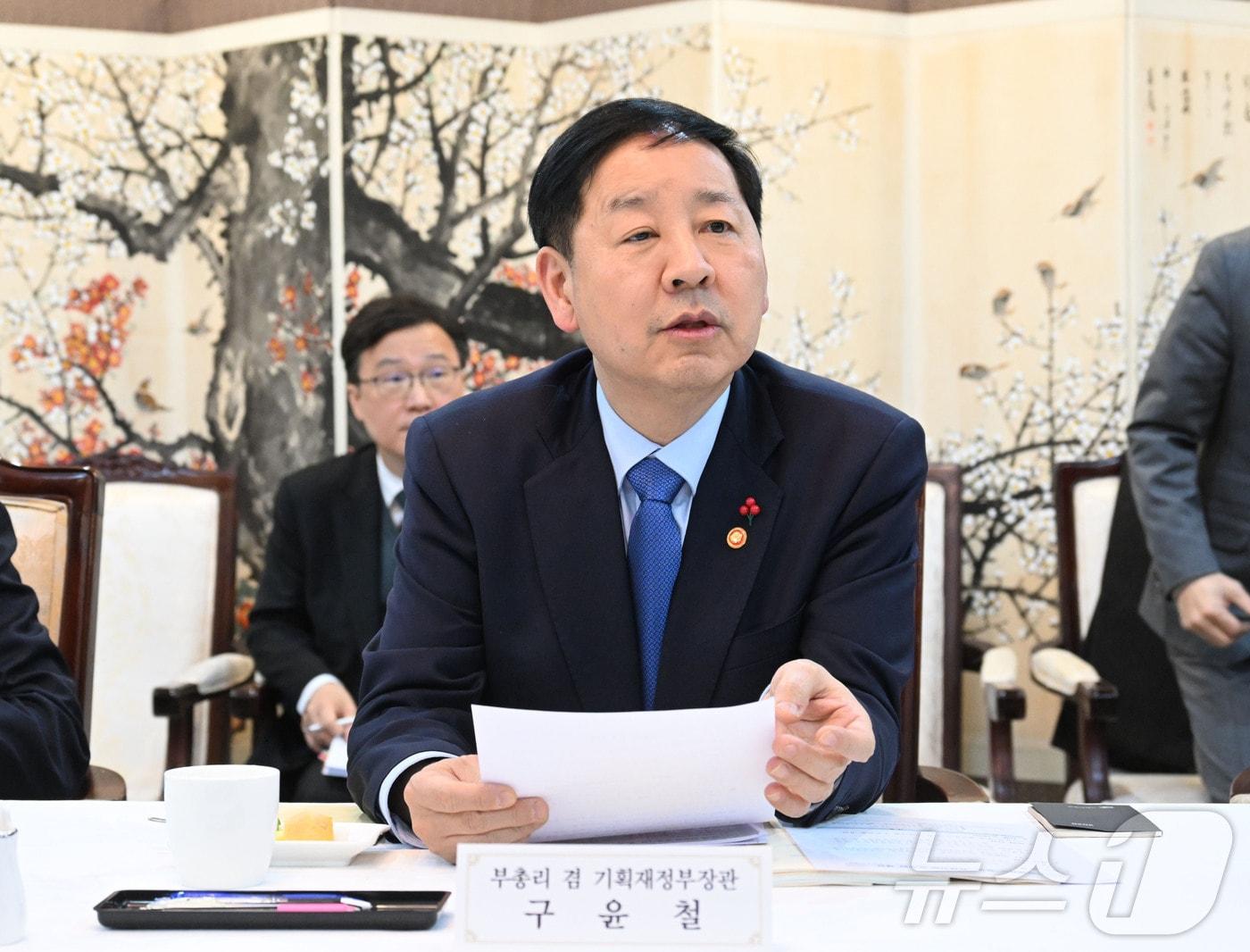 본문 이미지 - 구윤철 부총리 겸 기획재정부 장관이 30일 서울 종로구 정부서울청사에서 열린 '기획재정부 공공·유관기관 보고회'에서 모두발언을 하고 있다. (기획재정부 제공. 재판매 및 DB 금지) 2025.12.30/뉴스1