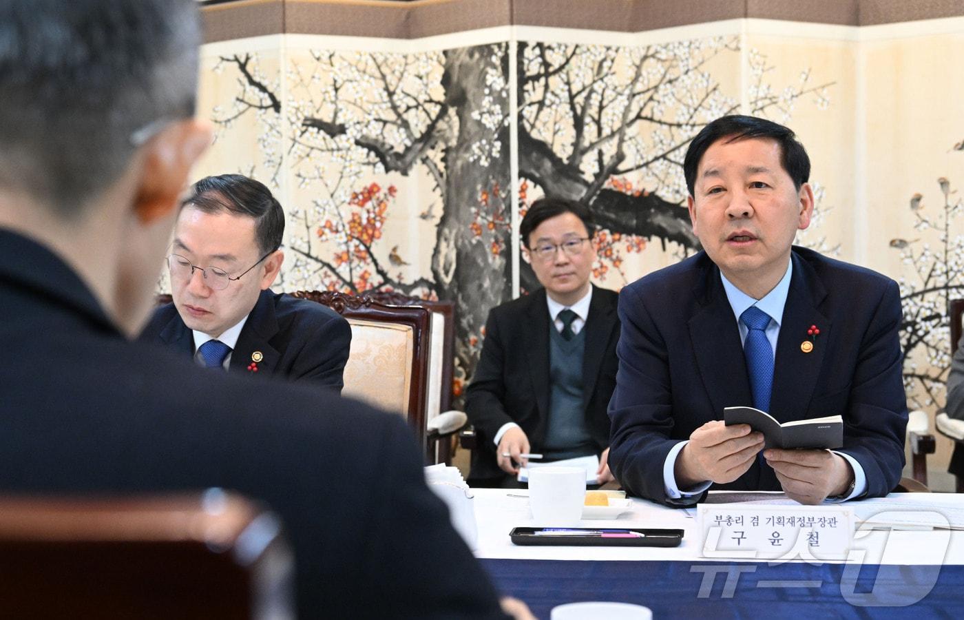 구윤철 부총리 겸 기획재정부 장관이 30일 서울 종로구 정부서울청사에서 열린 '기획재정부 공공·유관기관 보고회'를 주재하고 있다. (기획재정부 제공. 재판매 및 DB 금지) 2025.12.30/뉴스1