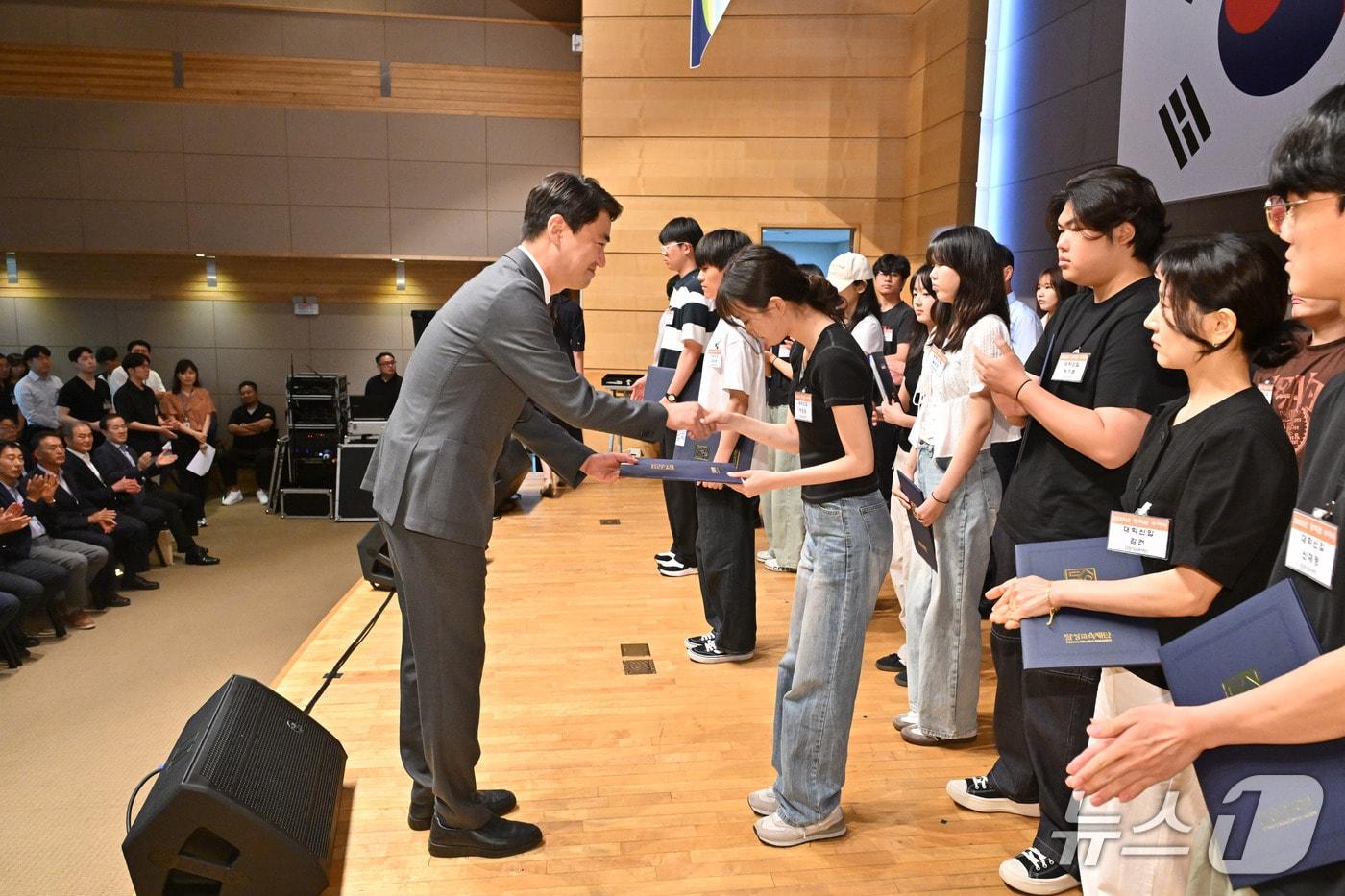 대구 달성교육재단은 학생들에게 장학금을 수여하고 있다.(대구달성교육재단 제공. 재판매 및 DB금지)