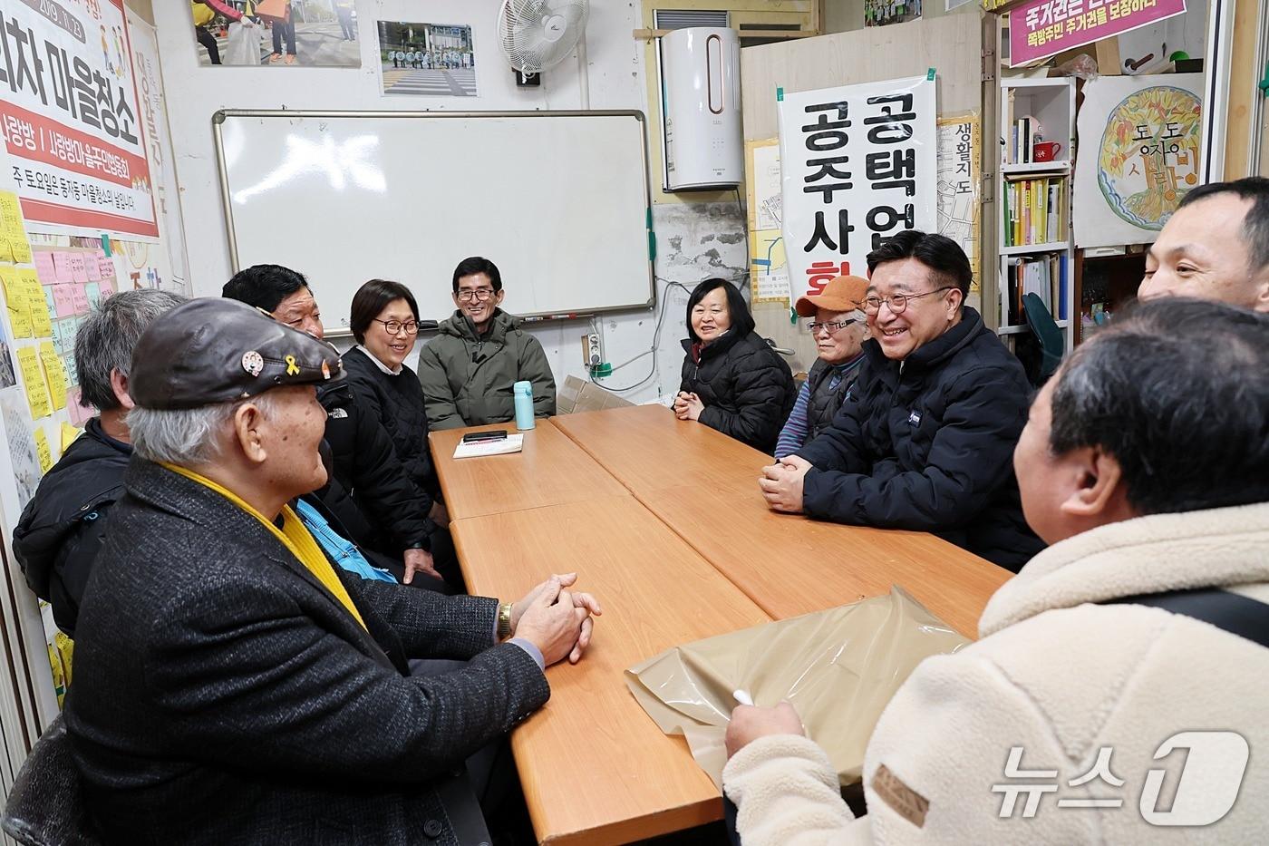 윤호중 행정안전부 장관이 30일 오후 서울역 인근 동자동 쪽방을 방문했다.(행정안전부 제공)