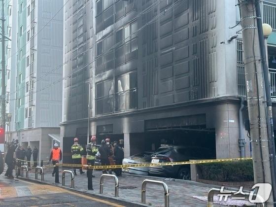 본문 이미지 - 서울 양천구의 9층짜리 아파트 1층에서 화재가 발생해 90명이 대피하거나 구조됐다. 경찰은 이날 오후 6시 30분쯤 피의자 76세 남성 A 씨를 긴급체포했다. 2025.11.21 뉴스1/ 강서연 기자