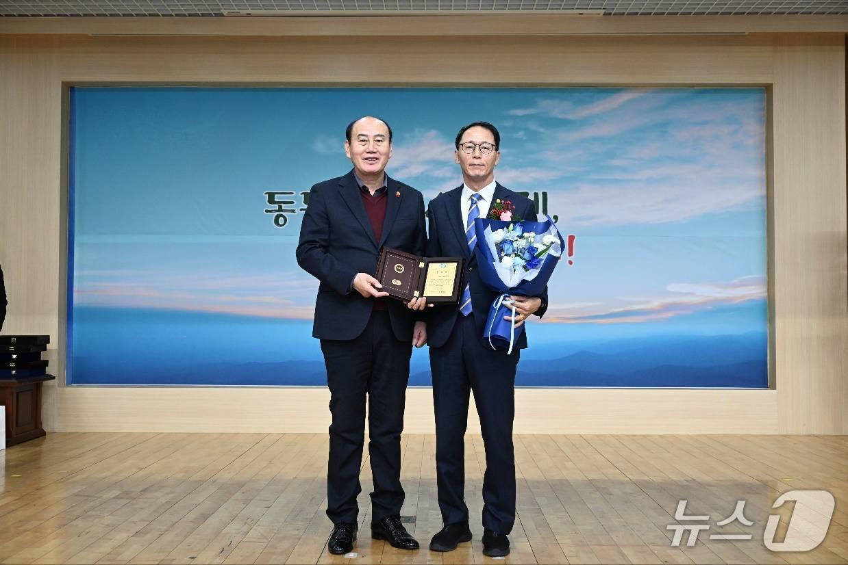 본문 이미지 - 박형덕 동두천시장과 이태진 부시장(사진 오른쪽) /뉴스1