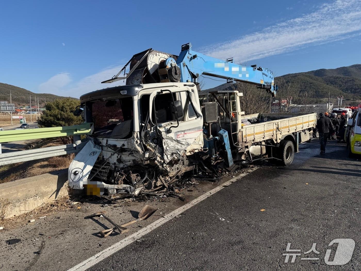 본문 이미지 - 30일 오후 1시 58분쯤 대구 군위군 효령면의 한 도로에서 무쏘와 5톤 화물차가 부딪혀 2명이 숨지고 2명이 다쳤다. 사진은 5톤 화물차.(대구소방안전본부 제공. 재판매 및 DB금지)