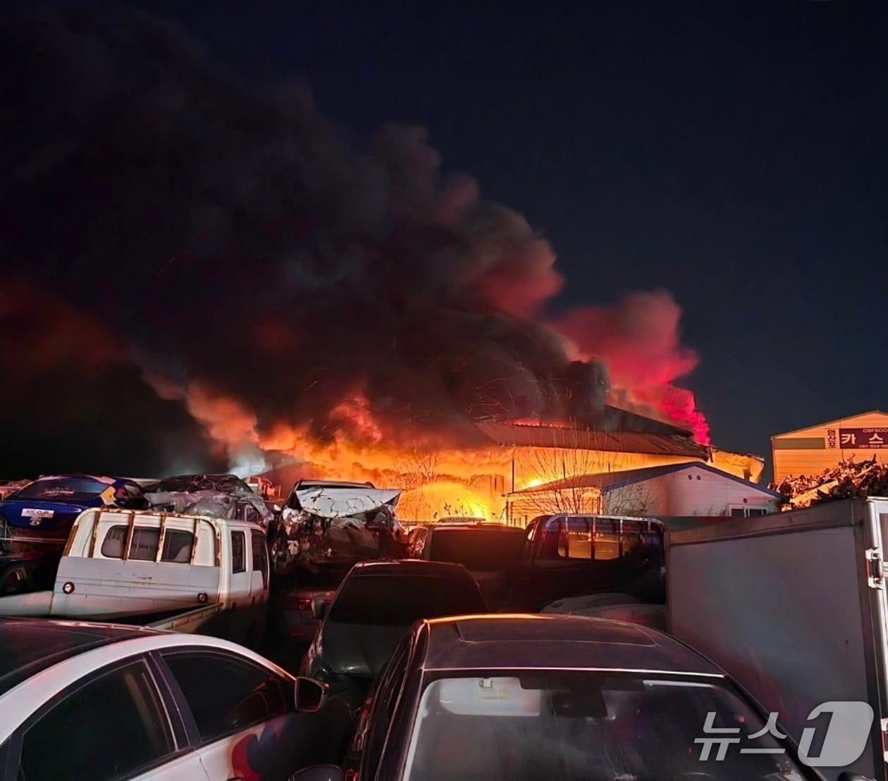 본문 이미지 - 30일 오후 6시 28분쯤 전남 나주 청동 인근 폐차장서 화재가 발생해 소방이 진화하고 있다. (독자 제공. 재판매 및 DB금지)