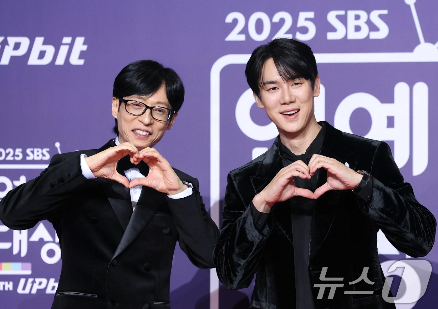 '툼먼 나면' 유재석과 유연석(오른쪽)이 30일 서울 마포구 상암 SBS 프리즘 타워에서 열린 ‘2025 SBS 연예대상’ 레드카펫 행사에 참석해 포즈를 취하고 있다. 2025.12.30/뉴스1 ⓒ News1 권현진 기자