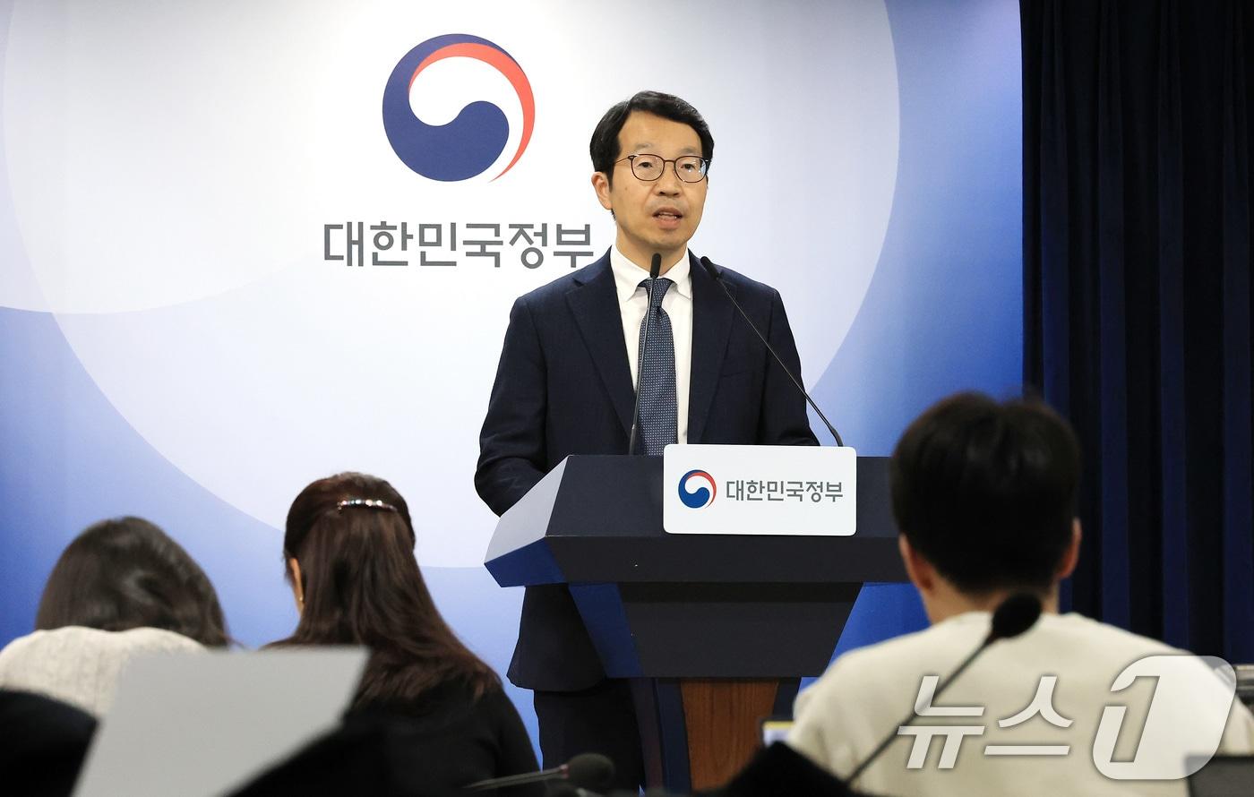 김태현 의사인력수급추계위원장이 30일 서울 종로구 정부서울청사에서 제12차 의사인력수급추계위원회 회의 결과를 발표하고 있다. 2025.12.30/뉴스1 ⓒ News1 임세영 기자