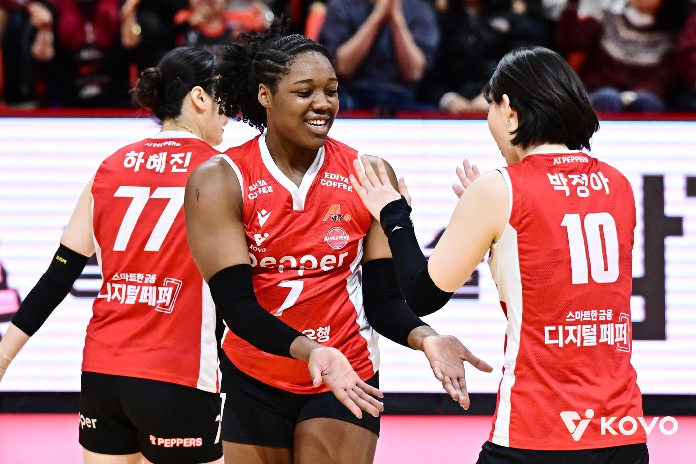 페퍼저축은행의 조이(가운데)와 하혜진(왼쪽), 박정아(오른쪽). (KOVO 제공)