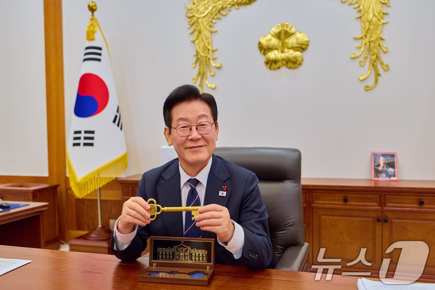 이재명 대통령이 30일 청와대 집무실에서 도널드 트럼프 미국 대통령이 선물한 '백악관 황금 열쇠'를 살펴보고 있다. (이재명 대통령 SNS. 재판매 및 DB 금지) 2025.12.30/뉴스1 ⓒ News1 이재명 기자