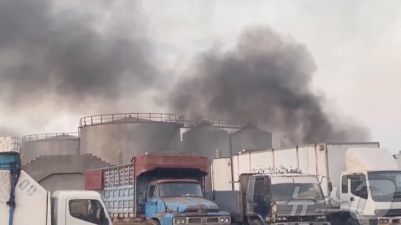 사우디아라비아 주도의 연합군이 예멘 분리주의 세력을 공습한 후 남부 항구도시 무칼라에서 연기가 피어오르고 있다. 2025.12.30./뉴스1 ⓒ 로이터=뉴스1 ⓒ News1 이창규 기자