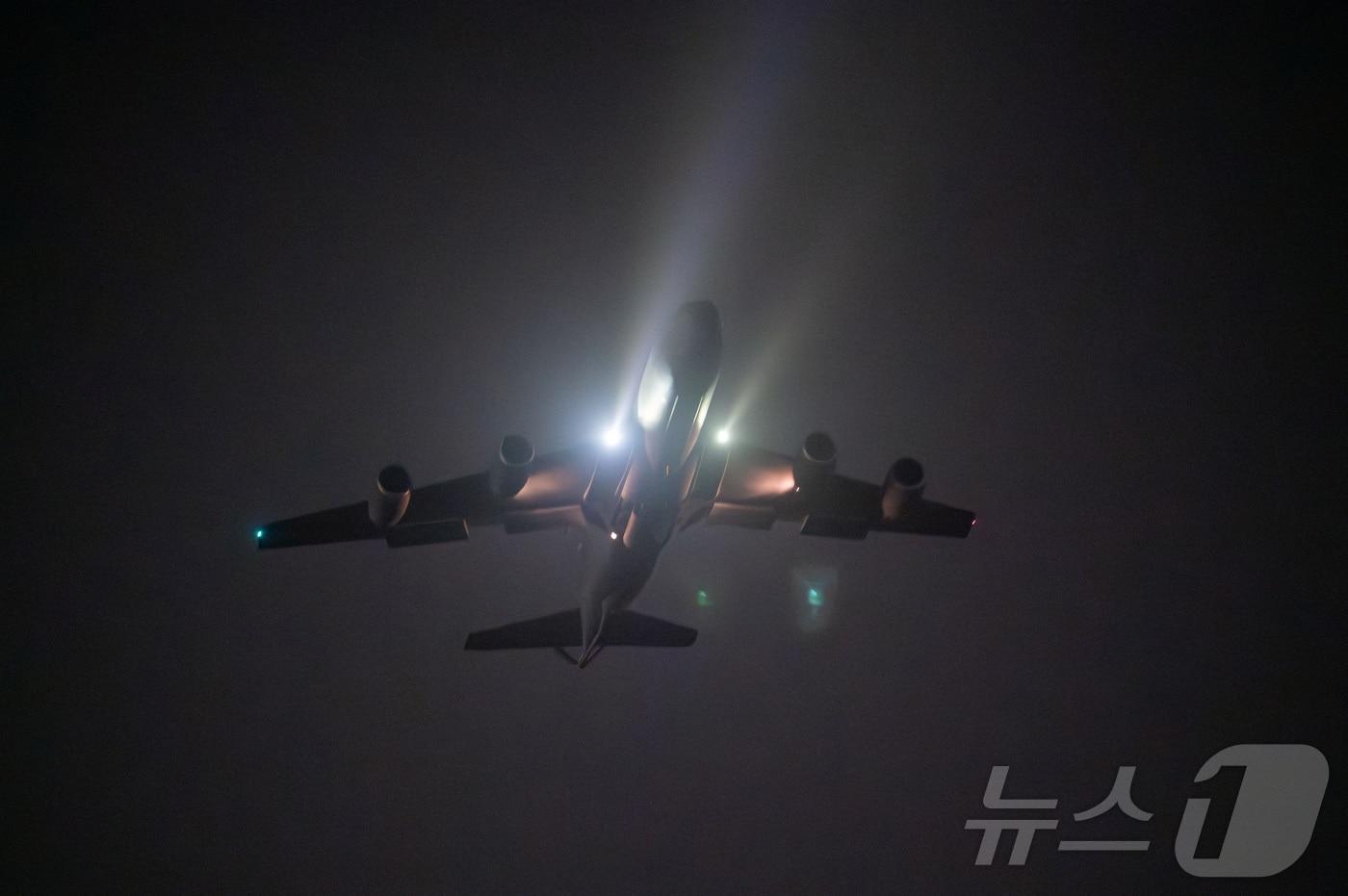 미국의 공중급유기 'KC-135 스트래토탱커'가 19일(현지시간) 시리아 내 이슬람국가(IS) 공습을 지원하기 위해 미국 중부사령부 기지에서 이륙하고 있다. 2025.12.20./뉴스1 ⓒ 로이터=뉴스1 ⓒ News1 이창규 기자