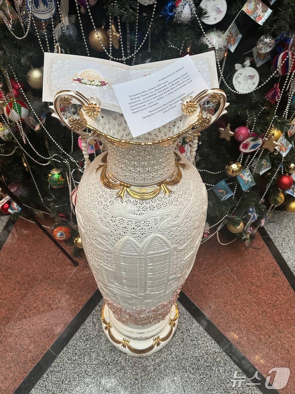 본문 이미지 - 마리아 자하로바 러시아 외무부 대변인이 30일(현지시간) 김여정 북한 노동당 부부장으로부터 새해 선물로 꽃병을 받고, 초상화를 답례로 전달했다. (출처=마리아 자하로바 텔레그램) 2025.12.30./뉴스1