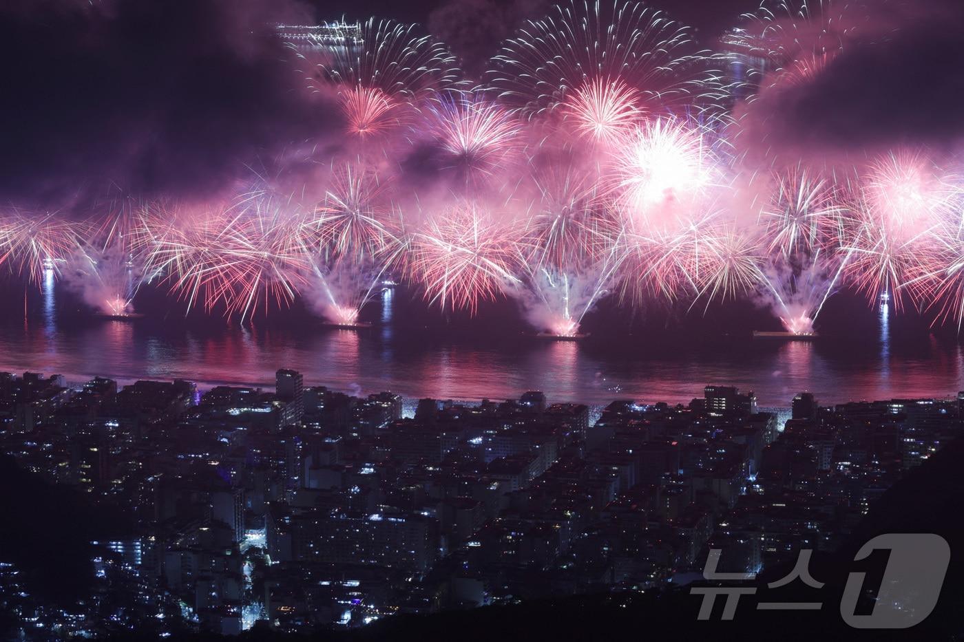 2025년 1월 1일 브라질 리우데자네이루 코파카바나 해변에서 열린 새해맞이 행사에서 불꽃놀이가 밤하늘을 화려하게 수놓고 있다. 2025.1.1./뉴스1 ⓒ 로이터=뉴스1 ⓒ News1 이창규 기자