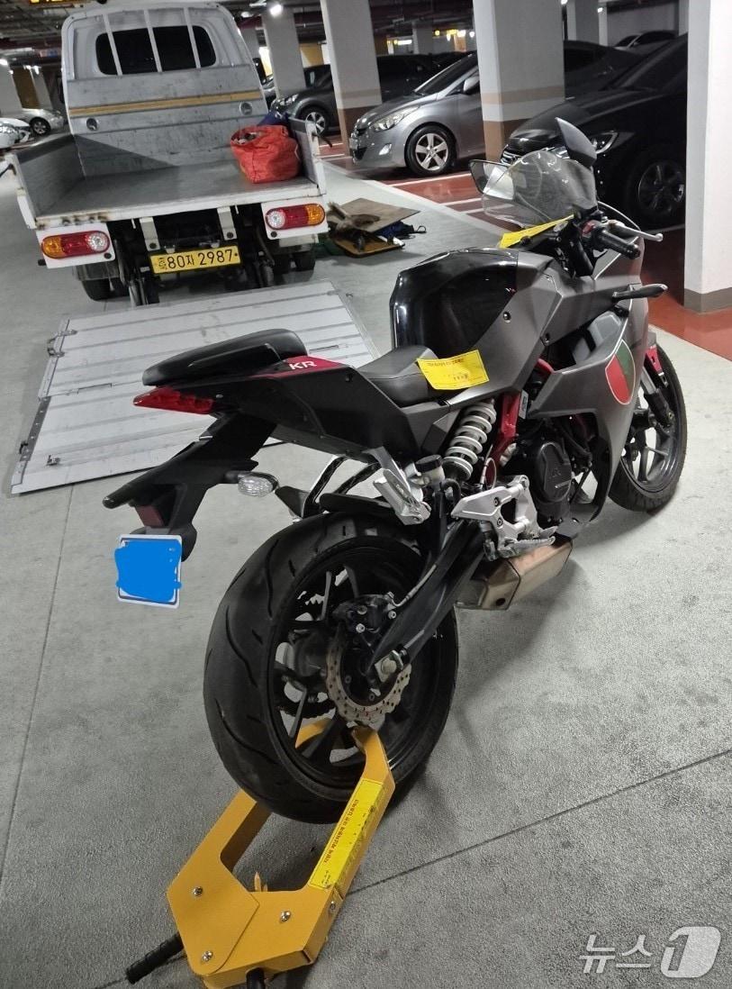 본문 이미지 - 장기 체납자 소유 고급 이륜자동차 탐문수색 자료사진.(경기도 제공. 재판매 및 DB금지)