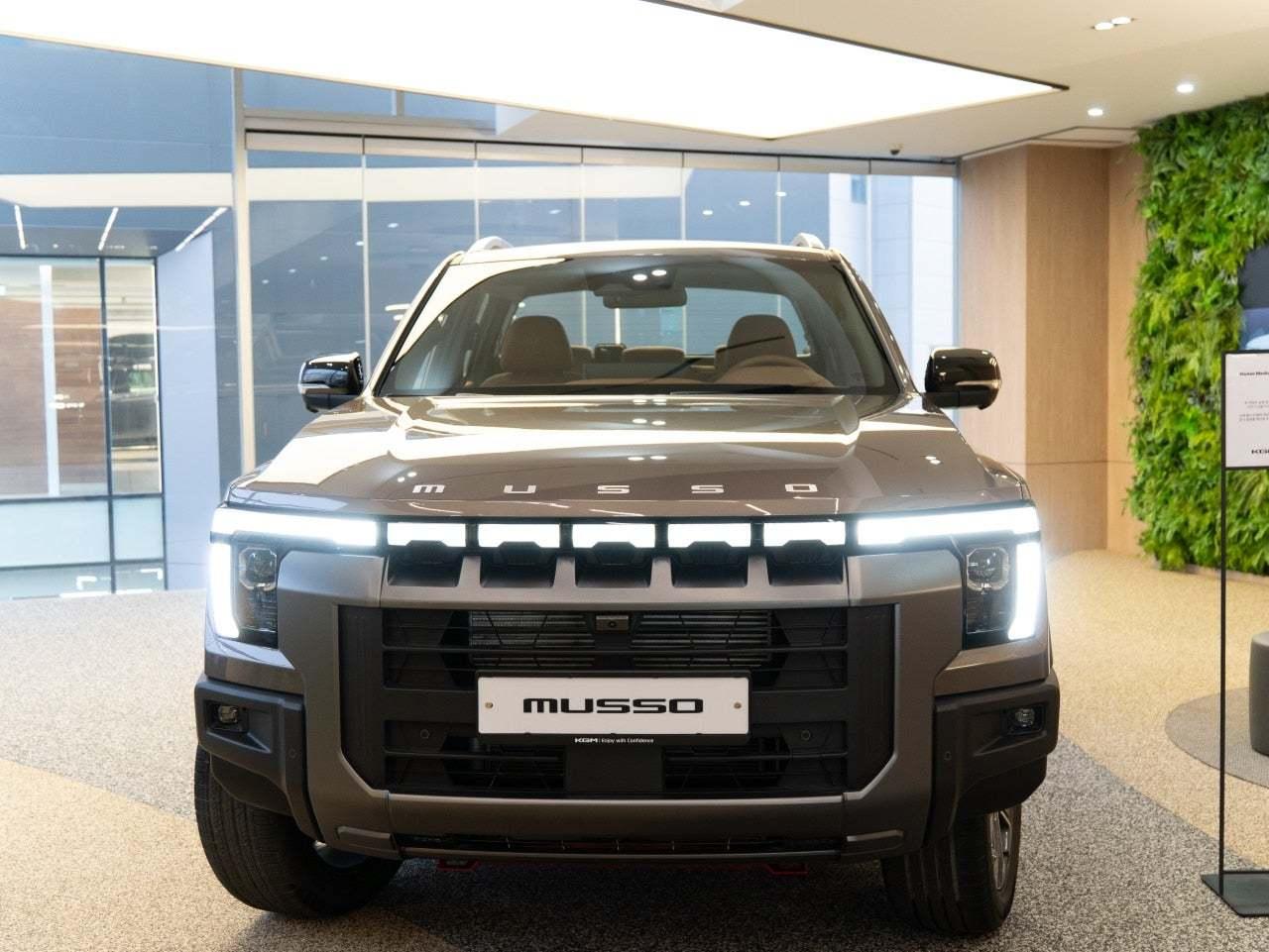 본문 이미지 - 30일 경기 고양의 KG모빌리티(KGM) 익스피리언스센터 일산에서 공개된 KGM 5세대 준대형 픽업 '무쏘'(MUSSO) 일반형의 모습(KGM 제공). 2025.12.30.